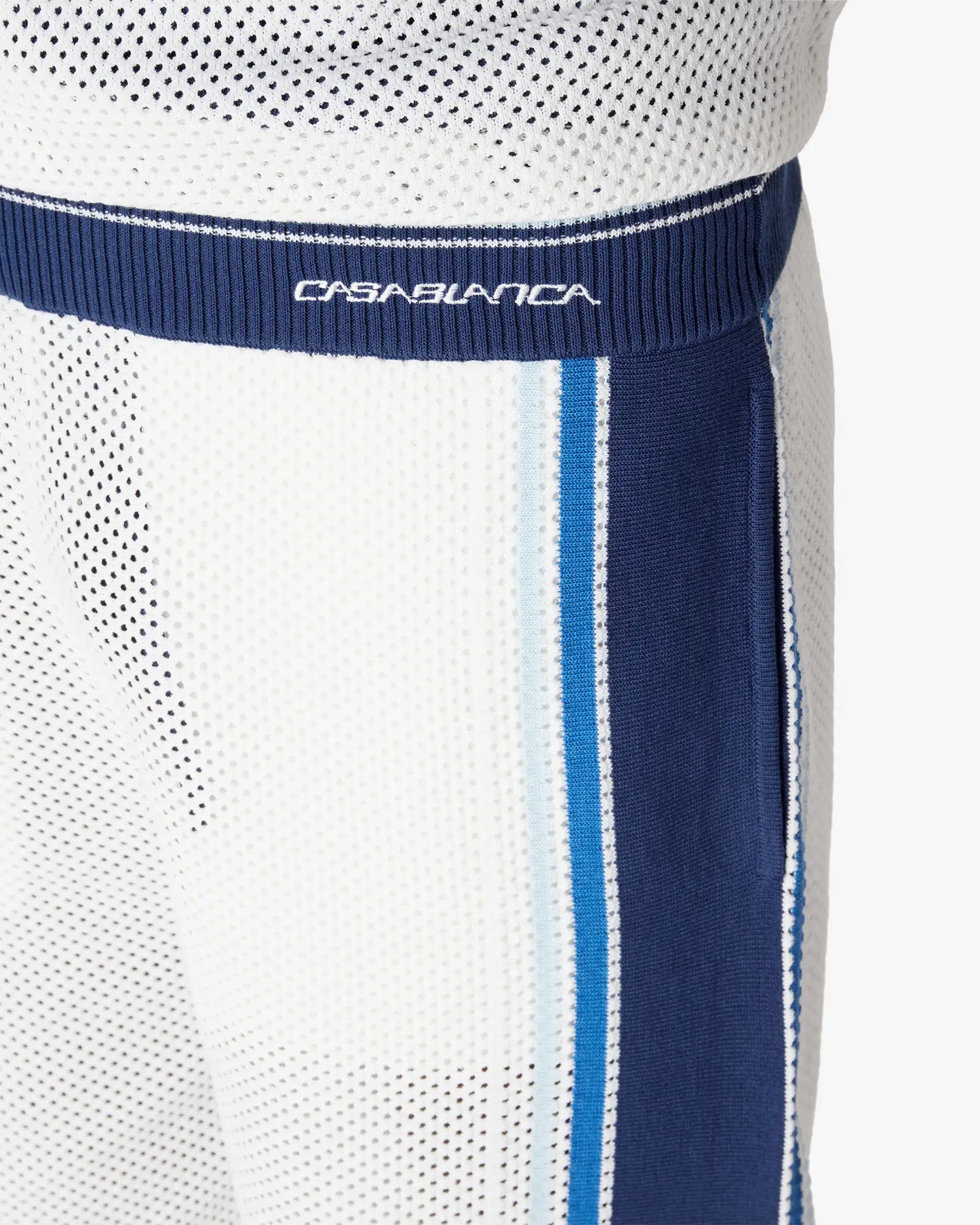 Short de sport en maille rayé blanc et bleu
