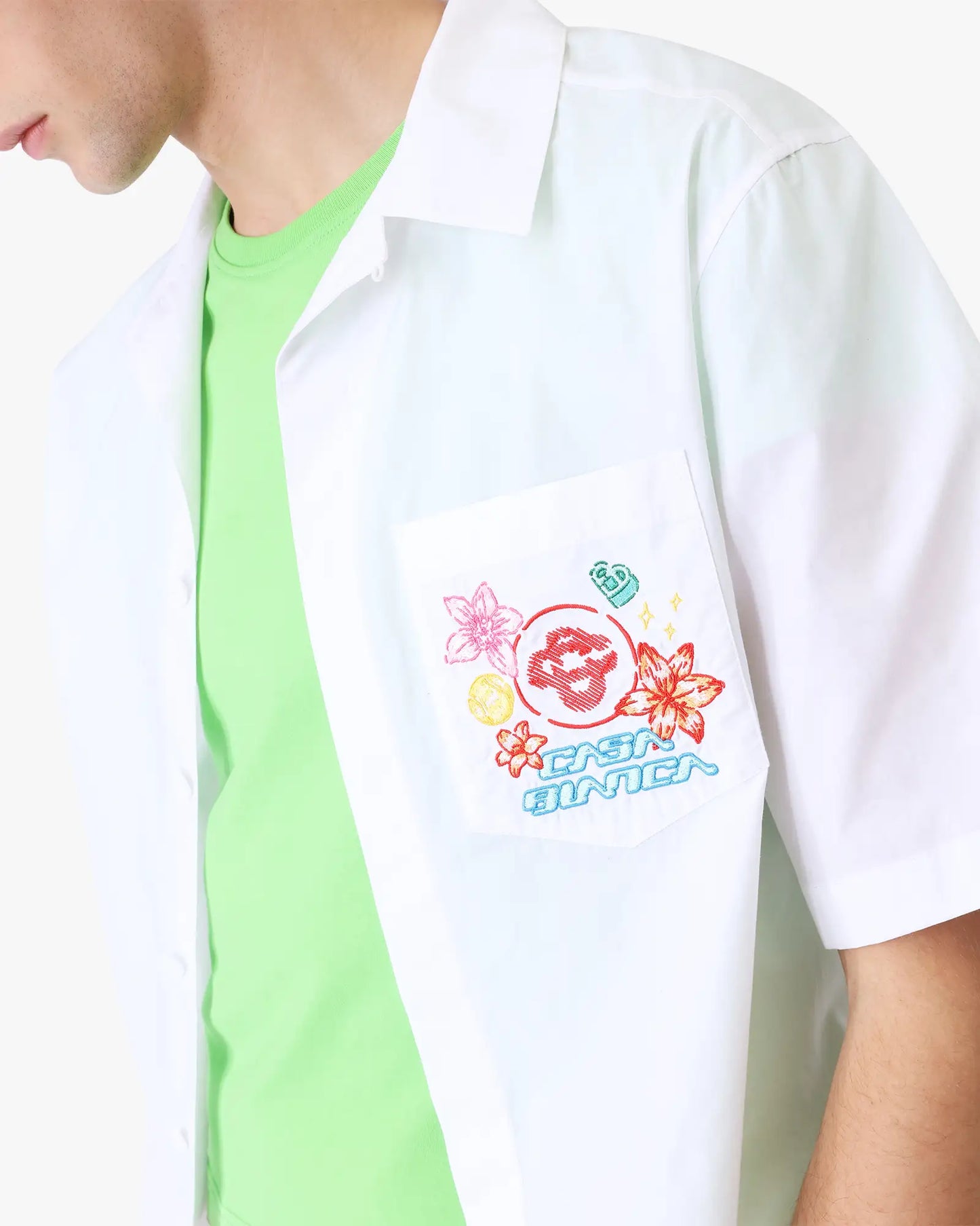 Chemise brodée à manches courtes avec collage d'icônes graphiques