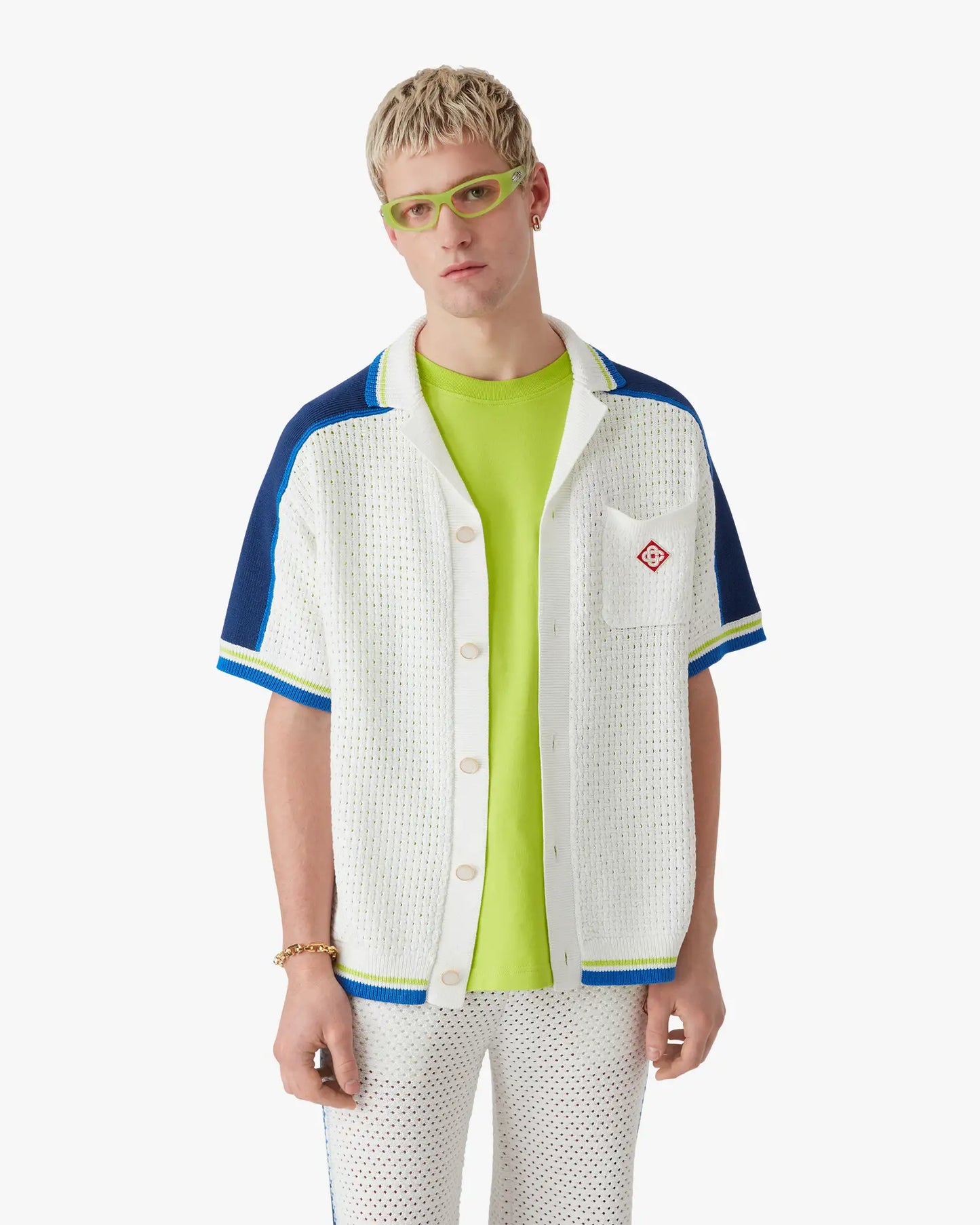 Chemise en crochet à manches courtes blanche et bleue