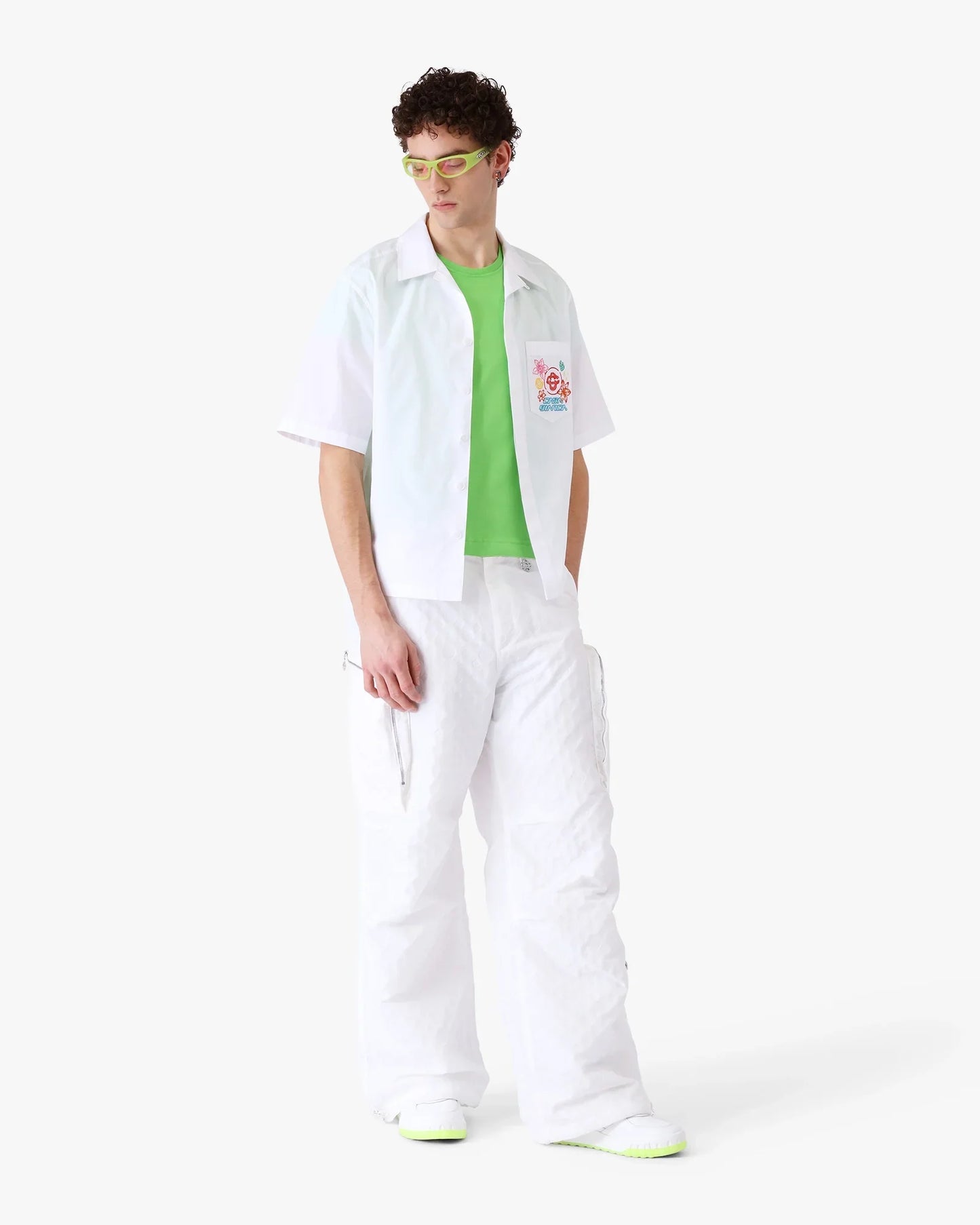 Chemise brodée à manches courtes avec collage d'icônes graphiques