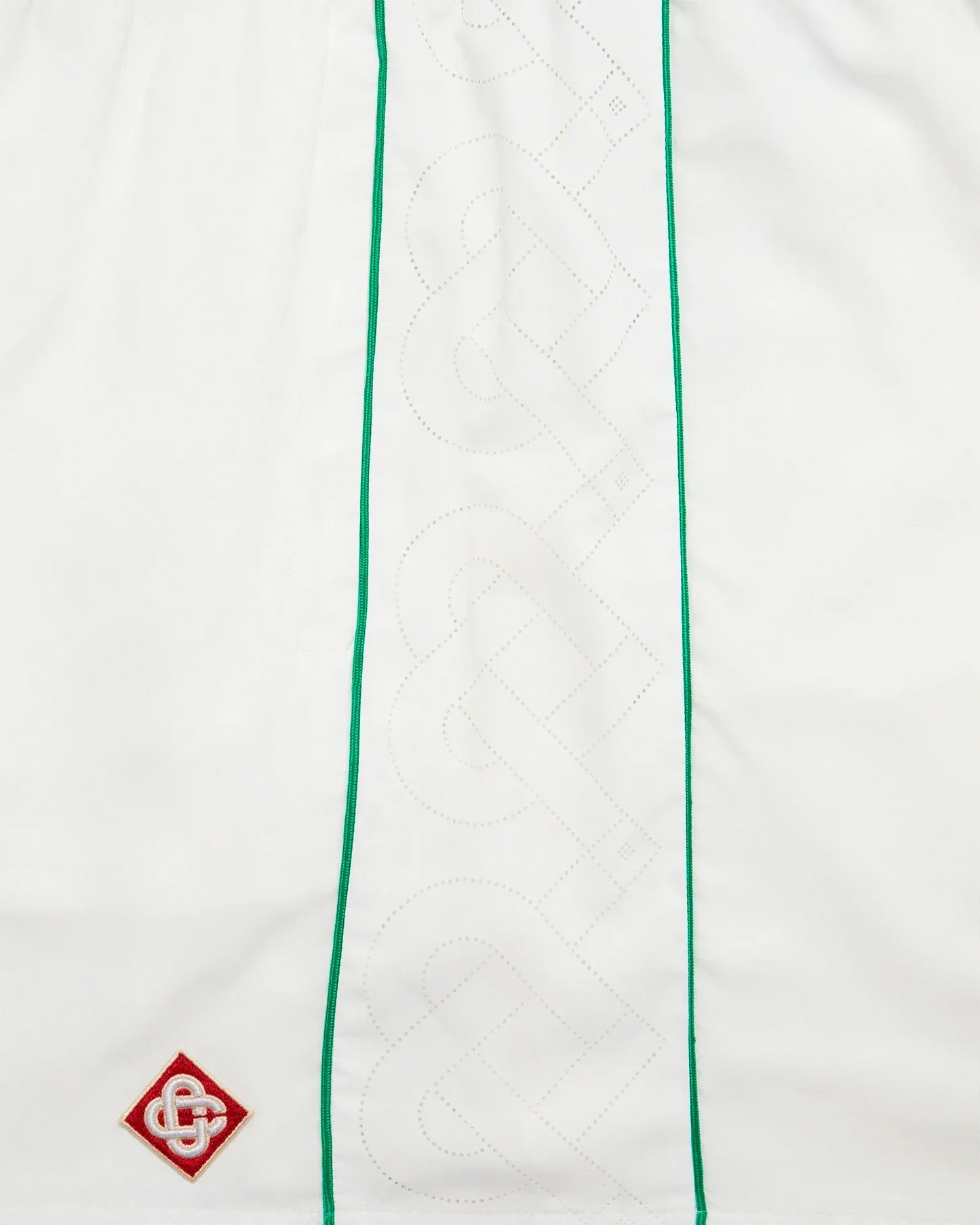 Short de sport à découpes laser