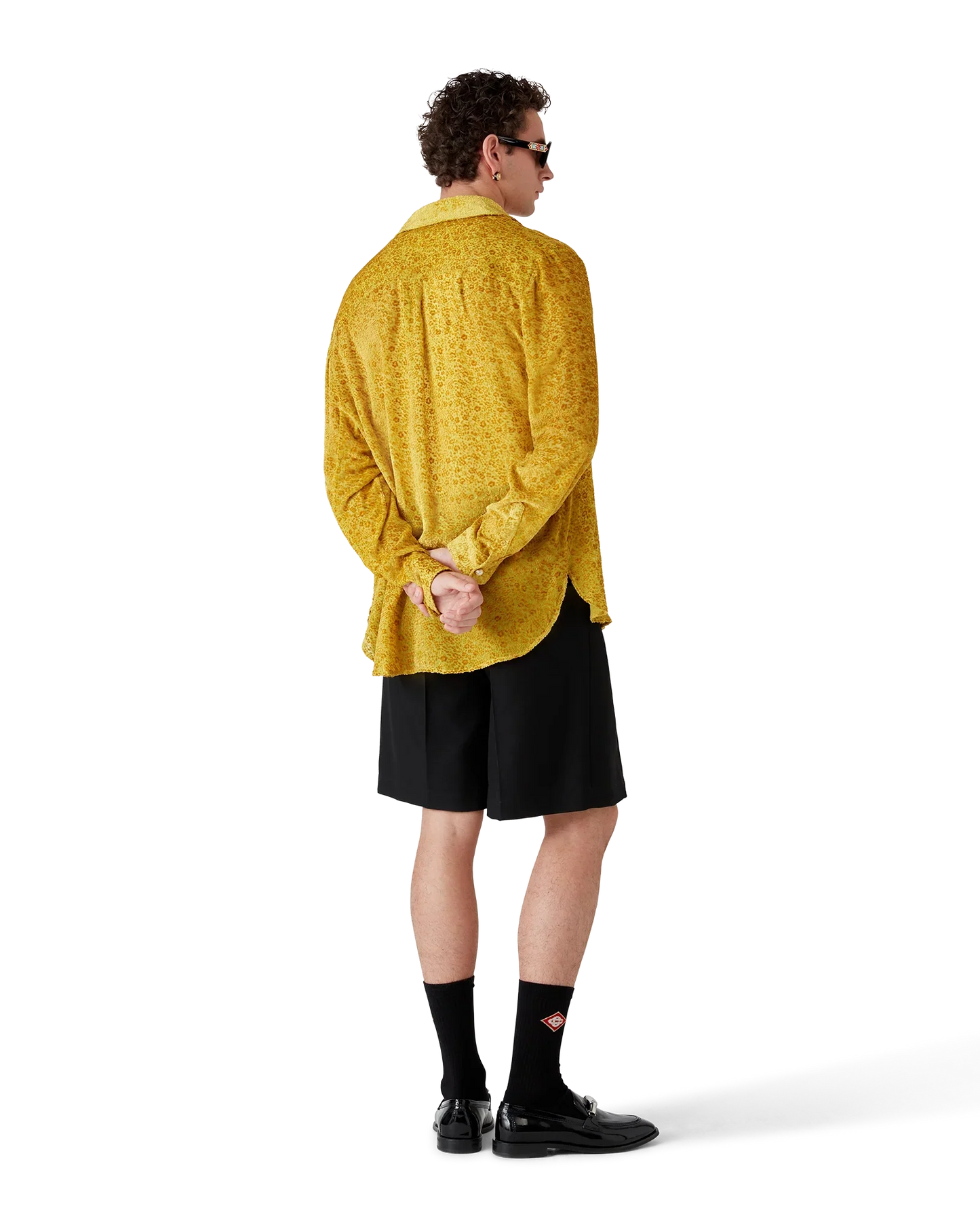 Chemise en soie à manches longues et motifs floraux dévorés