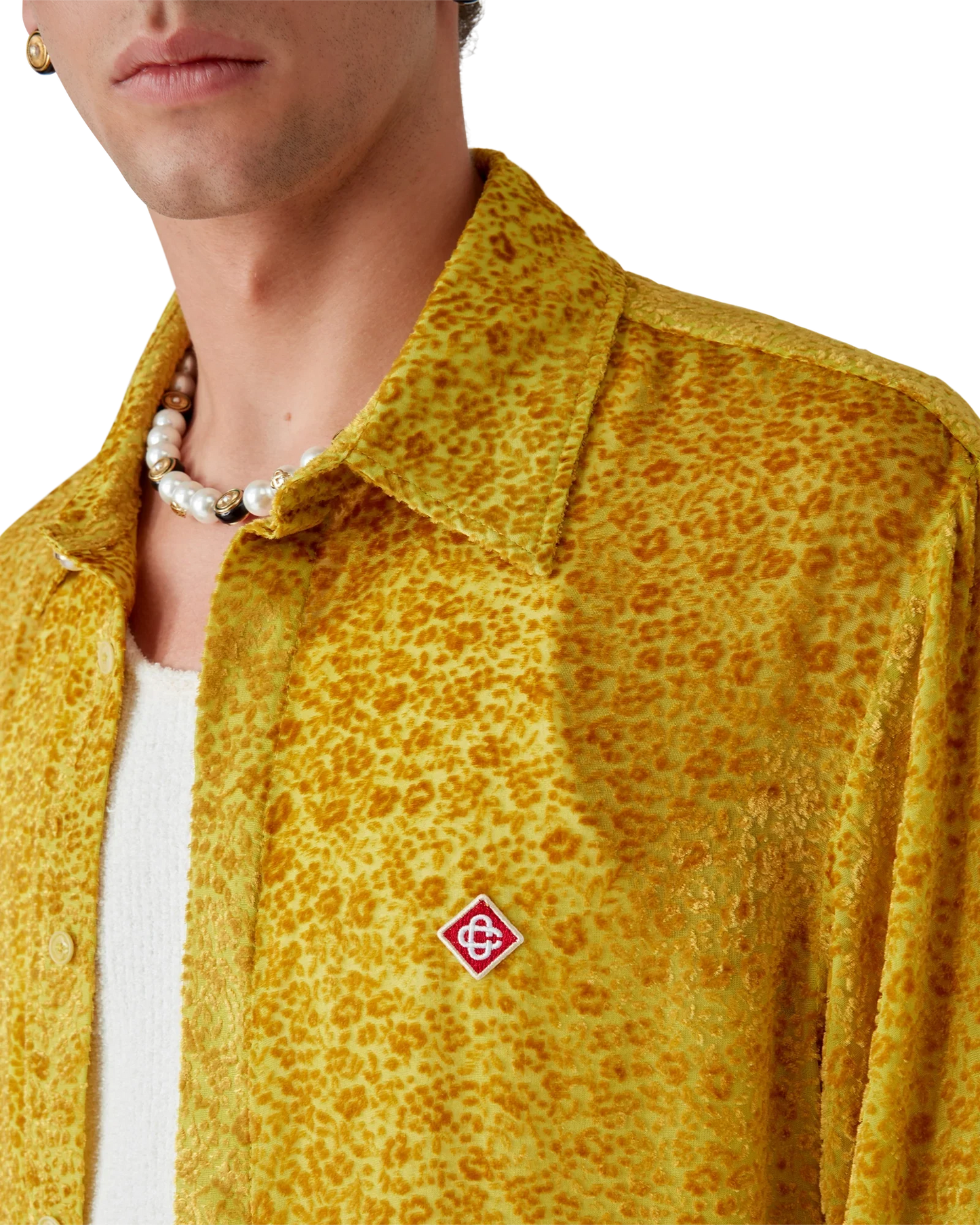 Chemise en soie à manches longues et motifs floraux dévorés