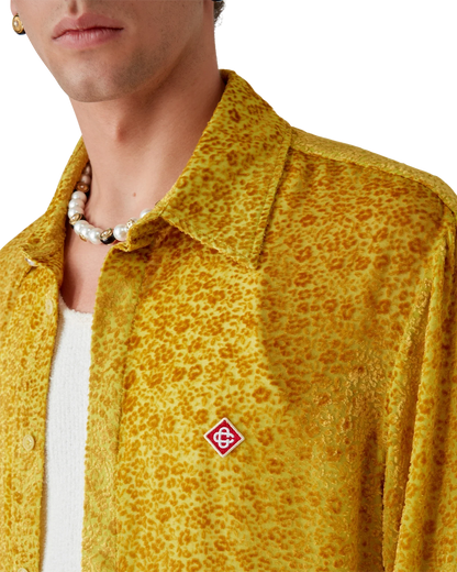 Chemise en soie à manches longues et motifs floraux dévorés